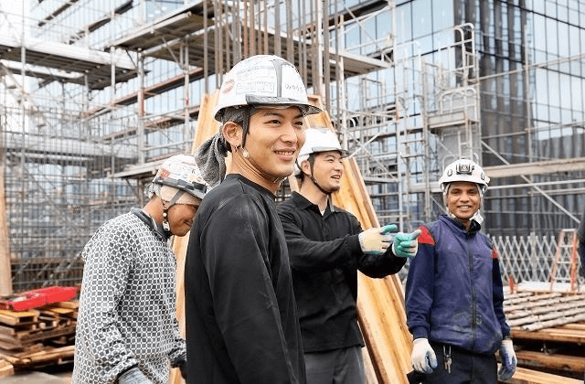 社員が楽しく話す姿